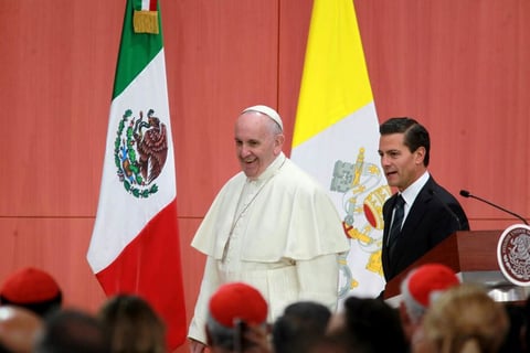 Luego de un ajuste de tiempo el mandatario mexicano y el Papa Francisco se trasladaron al patio central.
