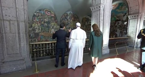 El presidente le mostró el mural de Diego Rivera.