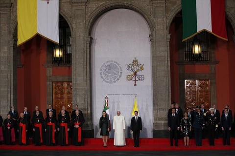 Tras su entrada al Patio Central del inmueble, se escucharon los himnos nacionales de México y El Vaticano.