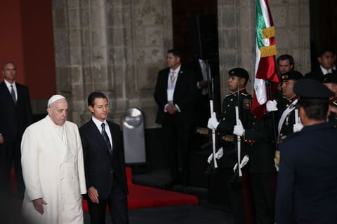 En la entrada del Palacio Nacional lo recibió el presidente Enrique Peña Nieto.