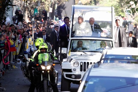 Bajo un fuerte dispositivo de seguridad, el Papa salió rumbo al Palacio Nacional.
