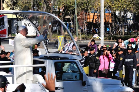 Francisco saludó a miles de fieles rumbo al Palacio Nacional.