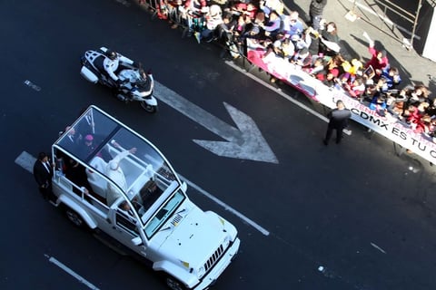 Fieles salieron a las calles a ver al Papa Francisco.