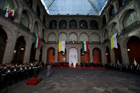 El presidente Enrique Peña Nieto y su esposa Angélica Rivera recibieron en la puerta de Palacio Nacional al Papa Francisco, quien ya era esperado por parte del gabinete y cardenales mexicanos.