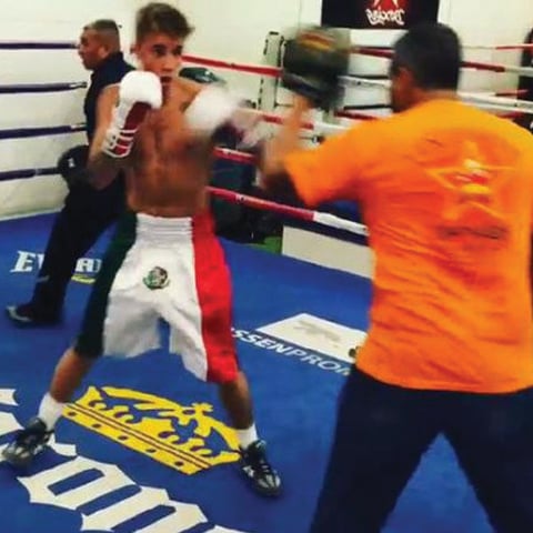 Esta no es la primera vez que Bieber viste de tal manera, pues en octubre de 2014 subió un video en la misma red social entrenando en un ring de box con la misma prenda.