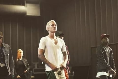 Además de las fotos, el canadiense compartió dos videos en los que se ve ensayando con dicho short.