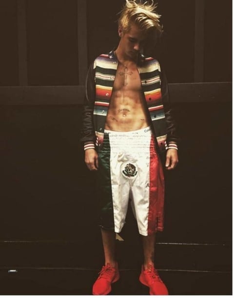 Justin compartió una foto en la que se le puede ver vestido con un short estampado con la bandera mexicana y con una chamarra que simula un sarape.