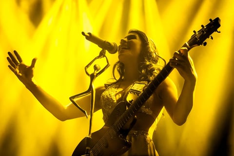 "Estamos emocionados de volverlos a encontrar, queremos dedicar esta canción para quienes están enamorados de la persona incorrecta", dijo la ganadora del "reality" Bailando por un sueño, antes de Aún pienso en ti.