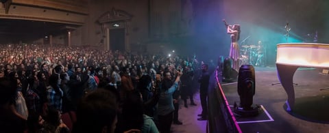 "Buenas noches", saludó la vocalista antes de El eco de tu voz y Calendario, en el que tomó una sombrilla luminosa, mientras se empezaron a exhibir imágenes en una pantalla en el escenario.