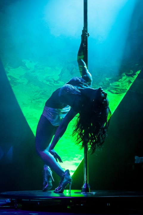 Previo a Los amantes y ¿Qué somos?, León dio muestra, a contraluz, de su habilidad en la danza contemporánea y minutos después sorprendió con una rutina de pole dance que fue ovacionada por sus admiradores.