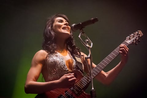 Ante tres mil fanáticos, la agrupación liderada por la cantante María León llenó de romance y fiesta el recinto del Centro Histórico de la Ciudad de México a lo largo de 20 melodías, durante las cuales la anfitriona, además de deleitar a todos con su voz, mostró sus mejores pasos de baile.