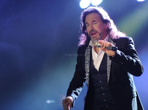 Dios bendiga nuestro amor, De mil amores y Cuando te acuerdes de mi fueron de las primeras canciones que el artista entregó.