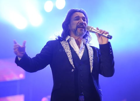 Siendo las 9:30 de la noche, Marco Antonio irrumpió en el escenario, el cual contó con una producción de primer nivel conformada por tres megapantallas, efectos especiales y luces multicolores.