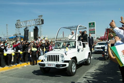 Por más de media hora, el Papa recorrió las calles.