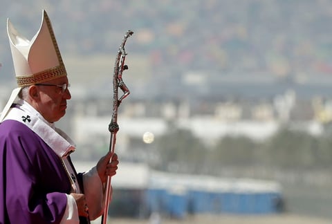 Esa, dijo, "riqueza que es el pan con sabor a dolor, amargura, a sufrimiento. En una familia o en una sociedad corrupta es el pan que se le da de comer a los propios hijos".