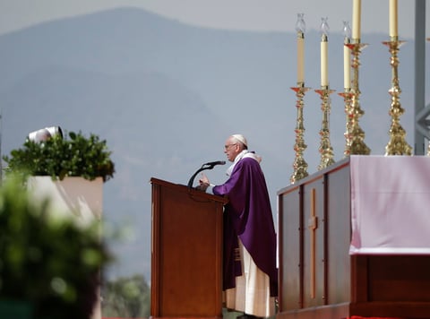 Un día después de arremeter contra el narcotráfico y la corrupción, el Papa criticó a quienes se adueñan de la riqueza destinada a todos.