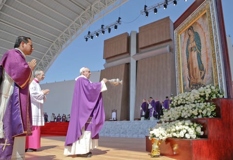 Al celebrar una multitudinaria misa en una localidad afectada por la violencia y el crimen, el pontífice dijo que sabe que no es fácil evitar la seducción del "dinero, la fama y el poder" que pone frente a ellos el demonio y les advirtió que sólo con la fuerza que da Dios pueden enfrentarlo.
