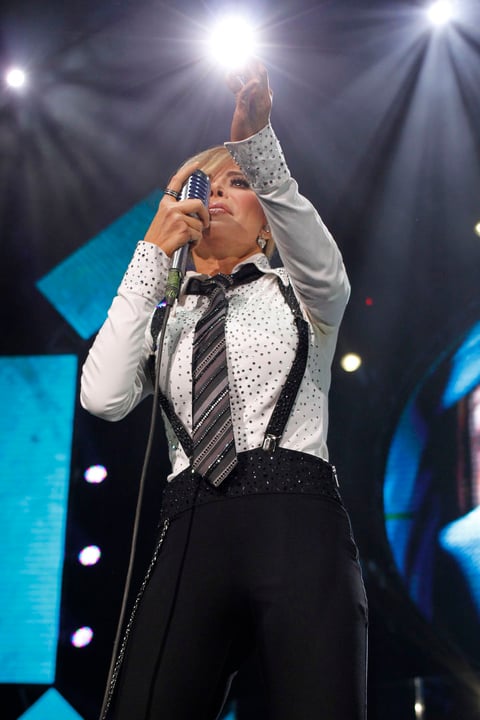 "Esta noche yo soy tu hombre, yo soy tu cabrón, yo soy el que da la cara por ti, pero también esta noche, en vísperas del 14 de febrero, soy el que te va a seducir. Chicas acá está su 'Mister Trevi'; hombres, ustedes flojitos y cooperando que esta noche vamos a vivirlo intensamente como si fuera el primero pero también el último día de nuestra vida", expresó ante el júbilo.