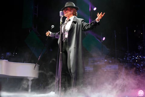 Las luces se apagaron a las 21:00 horas del sábado y así dio inicio el primer acto, que se caracterizó por los covers incluidos en su último disco El Amor, como Cama y mesa, con la cual inició su repertorio, Como yo te amo o El amor después del amor.