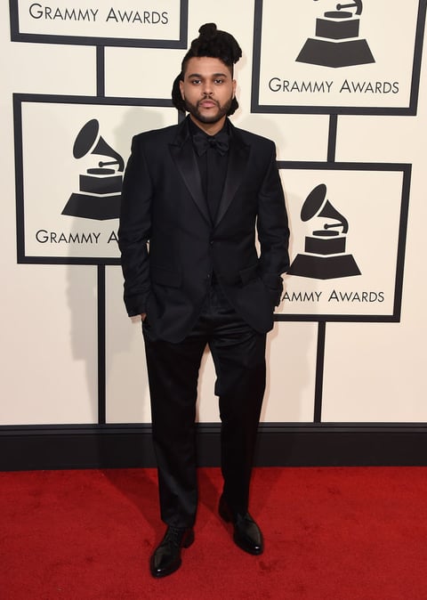 The Weeknd lució elegante a su arribo a la ceremonia.