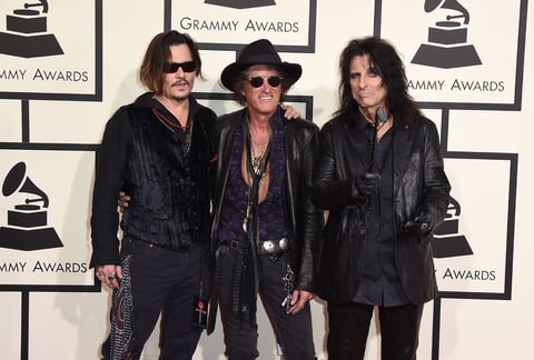 Johnny Depp, Joe Perry y Alice Cooper posaron juntos en la alfombra roja.