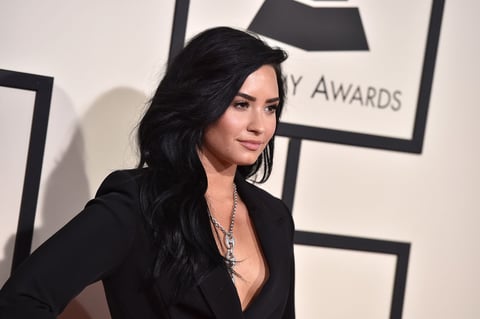 Demi Lovato sorprendió con su escote.