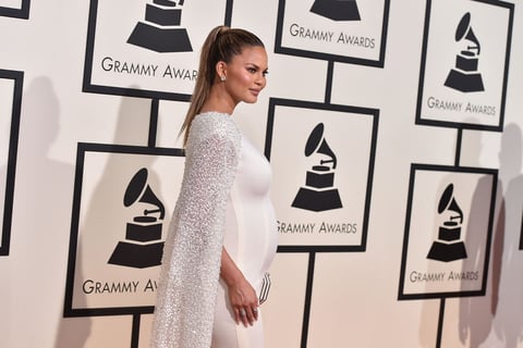 Teigen presumió su embarazo en la alfombra roja.