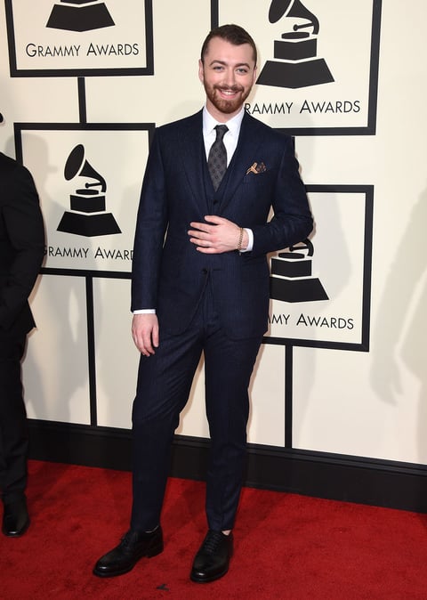 Sam Smith lució elegante durante la alfombra roja.