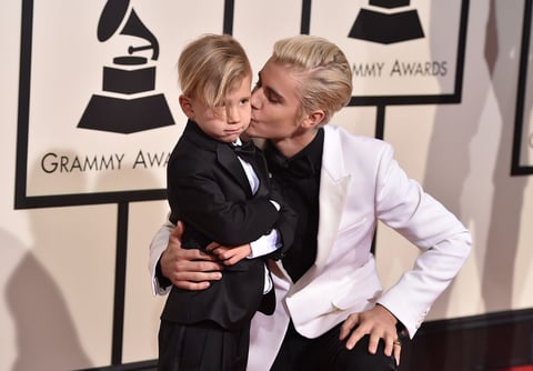 Justin Bieber acudió junto a su hermano pequeño Jaxon.