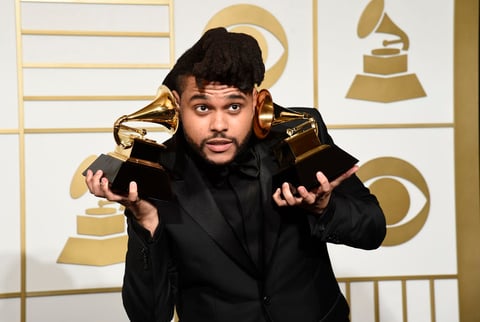 The Weekend obtuvo sus primeros Grammys a Mejor álbum de música urbana contemporánea por Beauty Behind The Madness y Mejor interpretación de R&B.