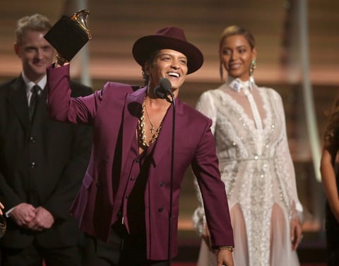 Bruno Mars, uno de los más galardonados de la noche, ganó el galardón de Grabación del Año por Uptown Funk.