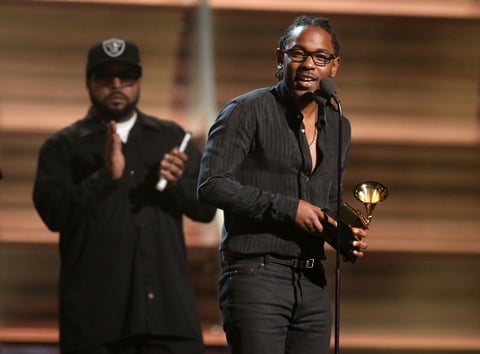 El rapero Kendrick Lamar salió como el más premiado de la edición 58 de los Grammys recibiendo cinco gramófonos.