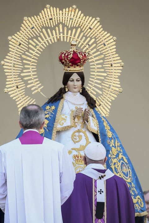 Francisco que siempre ha invitado a los sacerdotes a salir a la calle y a acercarse a los fieles, les indicó que la resignación "atemoriza" y les hace quedarse atrincherados en las "sacristías y aparentes seguridades".