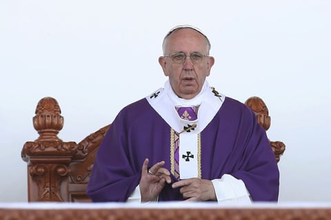 Francisco les invitó a recordar la oración del Padre nuestro cuando se dice "no nos dejes caer en la tentación" y les instó a "no caer" en ella.