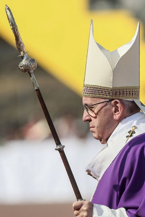 "No somos ni queremos ser funcionarios de lo divino, no somos ni queremos ser nunca empleados de Dios, porque somos invitados a participar de su vida, somos invitados a introducirnos en su corazón, un corazón que reza y vive diciendo", les dijo el papa.