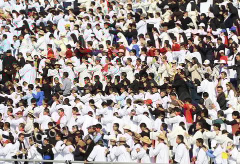 La multitud que en su mayoría viste de blanco lo ovacionó a su paso.
