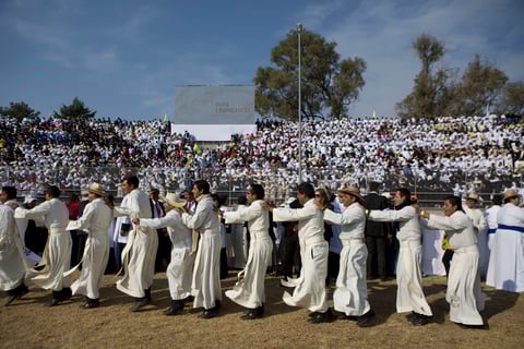 Religiosos, monjas y padres de familia con sus hijos cantaron y echaron porras al jerarca católico.