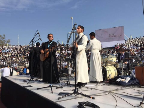 Con entusiasmo, porras y cantos, religiosos esperaron al Papa.