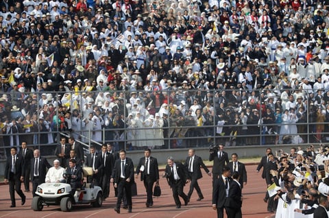 Con la tradicional ola, los fieles que desde temprana hora accedieron al estadio "Venustiano Carranza" para recibir al Papa Francisco.
