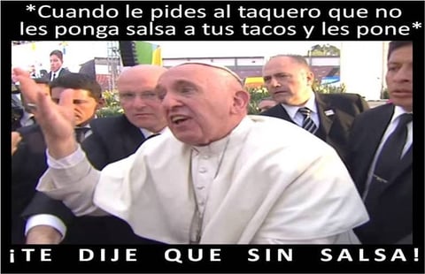 Mientras saludaba a fieles al abandonar el estadio “José María Morelos y Pavón” tras un encuentro con jóvenes, el pontífice fue jaloneado hasta perder el equilibrio y casi caer encima de una persona en silla de ruedas, por lo que reaccionó molesto ante tal situación.