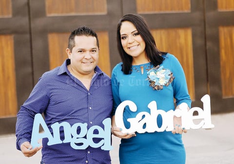 14022016 SERáN PAPáS.  Jessica Marie junto a su esposo, Ángel Nieto Santoyo, en la fiesta de canastilla que le organizó por el próximo nacimiento de su bebé.
