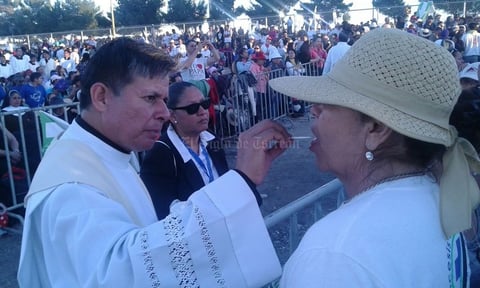 Se distribuyó a los fieles en distintas partes del lugar para la repartición de la comunión.