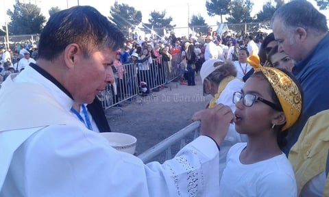 Tras la homilía y la consagración del pan y el vino, se repartió la comunión.