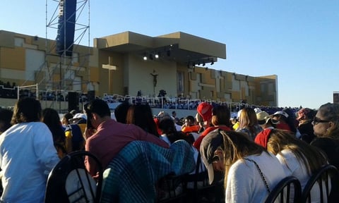 El Papa saludó a quienes lo escuchan del otro lado de la frontera.
