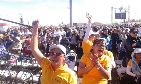 Decenas de miles de personas se congregaron para la celebración eucarística.