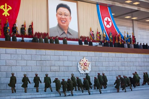 Ganadora del tercer premio en la categoría de proyectos a largo plazo de la 59 edición del World Press Photo, tomada por el fotógrafo estadounidense David Guttenfelder. La serie está formada por fotografías urbanas y rurales de Corea del Norte que tratan de capturar la vida de sus ciudadanos así como eventos y ceremonias militares. El fotógrafo negoció un acceso sin precedentes en el país y realizó más de 40 viajes a Corea del Norte para realizar este trabajo.