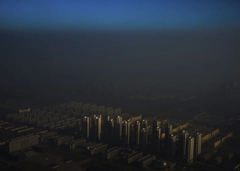 Fotografía ganadora del primer premio individual en la categoría de problemas contemporáneos de la 59 edición del World Press Photo, tomada por el fotógrafo chino Zhang Lei de Tianjin Daily. La fotografía muestra la contaminación que cubre la ciudad de Tianjin (China).