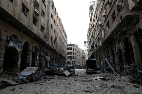 Tomada por el fotógrafo Sameer Al-Doumy, esta fotografía muestra los escombros que han dejado los bombardeos efectuados sobre la ciudad de Douma, en la zona rebelde de Siria.