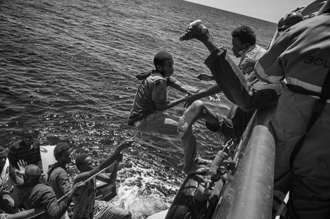 Una de las fotografías tomadas por Francesco Zizola para Noor, que han sido galardonadas con el segundo premio Historias, en la categoría de Asuntos Contemporáneos, de la 59ª edición de los Premios World Press Photo 2016. La imagen muestra a un grupo de inmigrantes durante su rescate en aguas del Mediterráneo, el 21 de agosto de 2015.