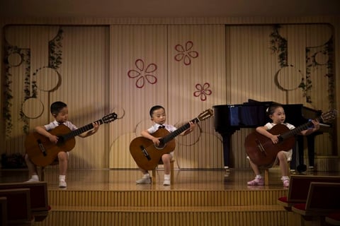 Fotografía de la serie ganadora del tercer premio en la categoría de proyectos a largo plazo de la 59 edición del World Press Photo, tomada por el fotógrafo estadounidense David Guttenfelder. La serie está formada por fotografías urbanas y rurales de Corea del Norte que tratan de capturar la vida de sus ciudadanos así como eventos y ceremonias militares.